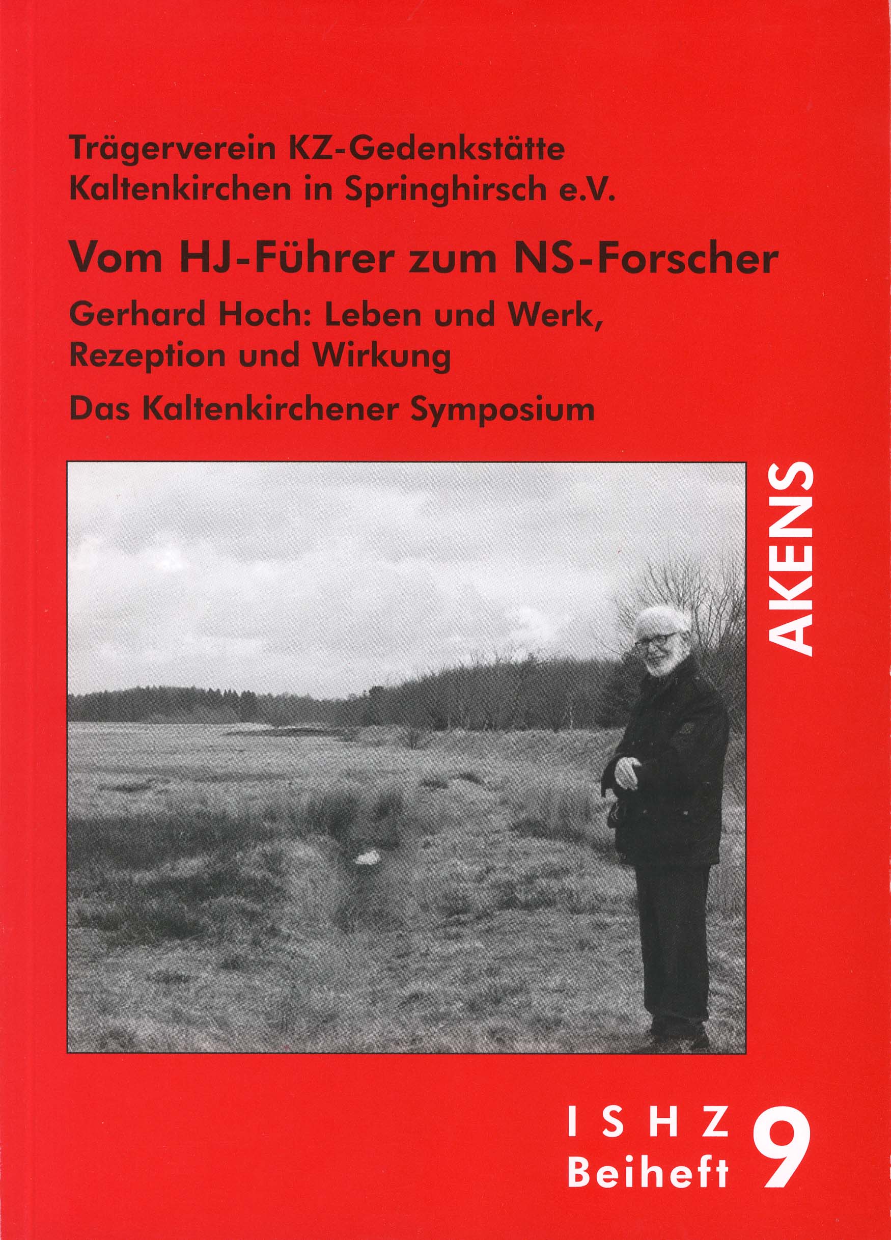 Titelbild des Beiheftes. Darauf ist Gerhard Hoch vor einer herbstlichen Graslandschaft zu sehen.