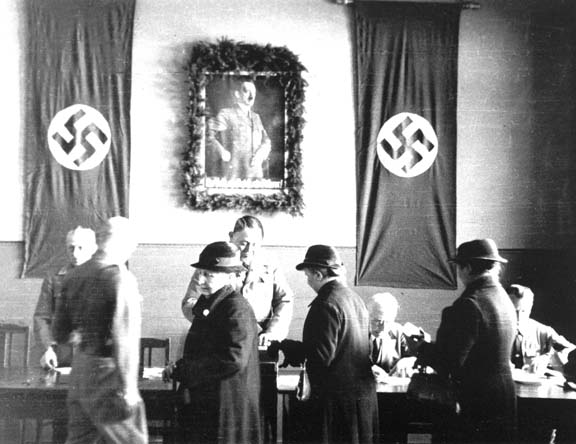In einem Wahllokal in Flensburg am 12. November 1933